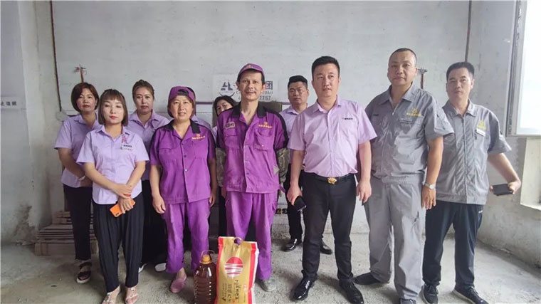 欧美女人嫩穴炎炎夏日，楚航装饰心系一线送清凉、走访慰问工地篇